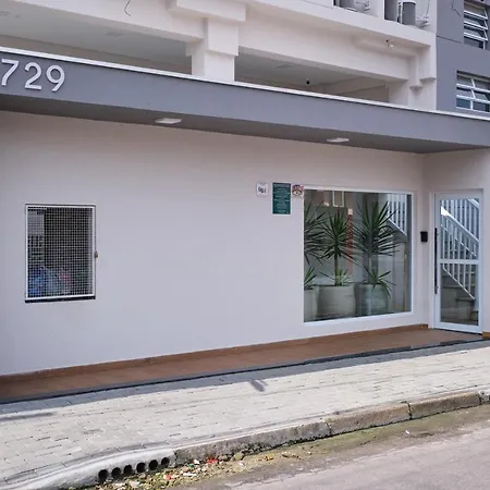 2 QUARTOS com Churrasqueira na Varanda, Piscina, Garagem interna, WiFi 500mbps, Ar Condicionado e Telas de Proteção-3